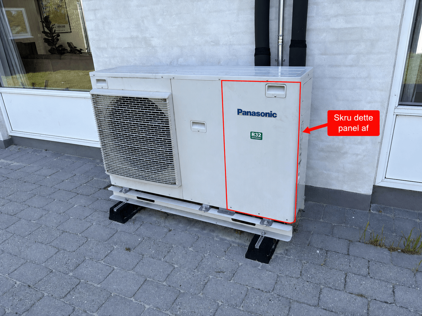 Panasonic-varmepumpe med det højre frontpanel med Panasonic-logoet markeret